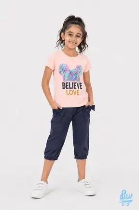 طقم تيشيرت بطبعة فراشة Believe Love وبنطلون جوجر كابري بناتي قطن من VIOLA – قطعتان – كود 551